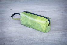 Laden des Bilds im Galerie-Viewer, Handmade Kulturtasche aus Blättern