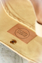 Laden des Bilds im Galerie-Viewer, Schultertasche aus robustem Kraft Papier - handmade BY COPALA