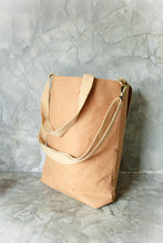 Laden des Bilds im Galerie-Viewer, Tasche mit Schulterriemen aus nachhaltigem Kraft Papier - handmade BY COPALA