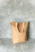 Laden des Bilds im Galerie-Viewer, Praktische Tasche aus ultra starkem Kraft Paper - handmade BY COPALA
