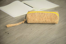 Laden des Bilds im Galerie-Viewer, Handgemachte Federmappe aus Kork