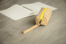 Laden des Bilds im Galerie-Viewer, Federmappe / Etui aus Kork mit gelbem Zipper