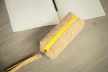 Laden des Bilds im Galerie-Viewer, Federmappe / Etui aus Kork mit gelbem Zipper