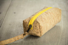 Laden des Bilds im Galerie-Viewer, Federmappe / Etui aus Kork mit gelbem Zipper