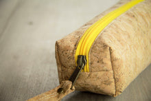 Laden des Bilds im Galerie-Viewer, Federmappe / Etui aus Kork mit gelbem Zipper