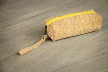 Laden des Bilds im Galerie-Viewer, Federmappe / Etui aus Kork mit gelbem Zipper