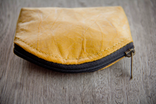 Laden des Bilds im Galerie-Viewer, Portemonnaie / Mini-Etui aus recycelten Blättern in gelb