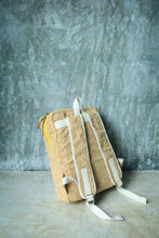 Carica l'immagine nel visualizzatore di Gallery, Rucksack vegan & nachhaltig aus Kork mit gelbem Zipper
