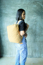 Carica l'immagine nel visualizzatore di Gallery, Rucksack vegan & nachhaltig aus Kork mit gelbem Zipper