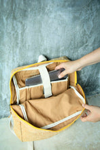 Carica l'immagine nel visualizzatore di Gallery, Rucksack vegan & nachhaltig aus Kork mit gelbem Zipper