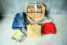 Carica l'immagine nel visualizzatore di Gallery, Rucksack vegan & nachhaltig aus Kork mit gelbem Zipper