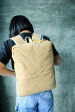 Carica l'immagine nel visualizzatore di Gallery, Rucksack vegan & nachhaltig aus Kork mit gelbem Zipper