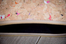 Cargar imagen en el visor de la galería, Bolso pequeño de corcho con detalles de color
