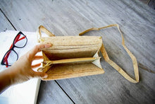 Laden des Bilds im Galerie-Viewer, Handmade Kork Tasche