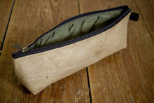 Laden des Bilds im Galerie-Viewer, Federmappe aus Blättern