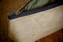 Laden des Bilds im Galerie-Viewer, Kulturtasche aus Blättern