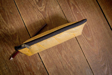 Laden des Bilds im Galerie-Viewer, Handgemachte Federmappe