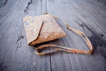 Laden des Bilds im Galerie-Viewer, Korktasche mit Farbakzenten