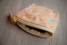 Charger l'image dans la galerie,  Mini Kork Portemonnaie mit Zipper mit farbigen Akzenten handmade und vegan