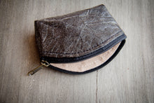 Afbeelding in Gallery-weergave laden, Portemonnaie / Mini-Etui aus recycelten Blättern in schwarz