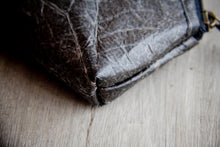 Afbeelding in Gallery-weergave laden, Portemonnaie / Mini-Etui aus recycelten Blättern in schwarz