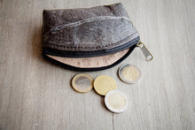 Afbeelding in Gallery-weergave laden, Portemonnaie / Mini-Etui aus recycelten Blättern in schwarz