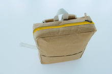 Afbeelding in Gallery-weergave laden, Vegan, nachhaltig, handmade - Rucksack aus stabilem Kraft Papier BY COPALA
