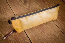 Laden des Bilds im Galerie-Viewer, Federmappe aus Blättern