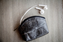 Afbeelding in Gallery-weergave laden, Portemonnaie / Mini-Etui aus recycelten Blättern in schwarz