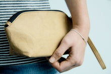 Laden des Bilds im Galerie-Viewer, Kraft Paper Kulturtasche handmade