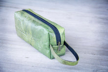 Laden des Bilds im Galerie-Viewer, Federmappe aus Blättern