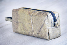 Laden des Bilds im Galerie-Viewer, Federmappe aus Blättern