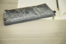 Laden des Bilds im Galerie-Viewer, Federmappe aus Blättern