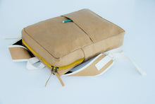 Afbeelding in Gallery-weergave laden, Praktischer Rucksack mit integrierter Laptop - handmade aus extra starkem Kraft Papier BY COPALA