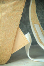 Carica l'immagine nel visualizzatore di Gallery, Rucksack vegan & nachhaltig aus Kork mit gelbem Zipper