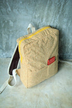 Carica l'immagine nel visualizzatore di Gallery, Rucksack vegan & nachhaltig aus Kork mit gelbem Zipper