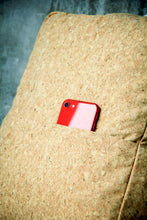 Carica l'immagine nel visualizzatore di Gallery, Rucksack vegan & nachhaltig aus Kork mit gelbem Zipper