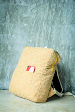 Carica l'immagine nel visualizzatore di Gallery, Rucksack vegan & nachhaltig aus Kork mit gelbem Zipper