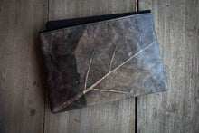 Carica l'immagine nel visualizzatore di Gallery, Gefütterte nachhaltige Laptop Hülle 13–14 Zoll aus Blattleder – Handgenähte vegane Laptoptasche, wasserabweisendes Laptop Case, Unikat für MacBook Air &amp; Pro in grau -metallic/ dunkelbraun
