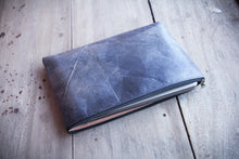 Laden des Bilds im Galerie-Viewer, Gefütterte nachhaltige Laptop Hülle 13–14 Zoll aus Blattleder – Handgenähte vegane Laptoptasche, wasserabweisendes Laptop Case, Unikat für MacBook Air &amp; Pro in Marineblau
