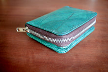 Laden des Bilds im Galerie-Viewer, Nachhaltiges Portemonnaie aus recycelten Blättern in türkis mit Zipper – vegan &amp; umweltfreundlich

