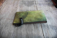 Laden des Bilds im Galerie-Viewer, Nachhaltige 15–16 Zoll Laptoptasche aus Teak-Blattleder | Gefütterte vegane Laptop Hülle / Laptop Sleeve, handgemacht &amp; wasserabweisend – Unikat Schutzhülle für MacBook Pro/Air, Lenovo &amp; HP in grün
