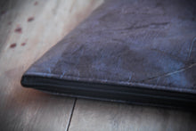 Laden des Bilds im Galerie-Viewer, Gefütterte nachhaltige Laptop Hülle 13–14 Zoll aus Blattleder – Handgenähte vegane Laptoptasche, wasserabweisendes Laptop Case, Unikat für MacBook Air &amp; Pro in Marineblau
