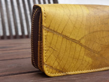 Charger l'image dans la galerie, Nachhaltiges Portemonnaie aus recycelten Blättern in gelb mit Zipper – vegan &amp; umweltfreundlich (Copy)
