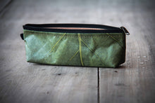 Cargar imagen en el visor de la galería, Estuche/estuche elaborado con hojas recicladas en color verde
