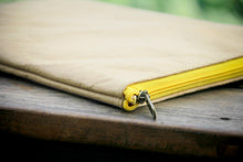Laden des Bilds im Galerie-Viewer, Laptop-Hülle 15 &quot; - 16 &quot; Zoll aus Kraft Papier mit gelbem Zipper

