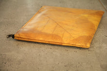 Ladda upp bild till gallerivisning, Laptop-Hülle 15&quot; - 16&quot; Zoll aus recycelten Blättern in gelb
