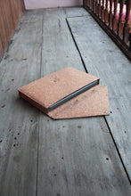 Laden des Bilds im Galerie-Viewer, Gefütterte 15–16 Zoll Laptoptasche aus Kork | Nachhaltige vegane Laptop Hülle mit Magnetverschluss, wasserabweisend für MacBook Air &amp; Pro, Natur
