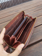 Indlæs billede til gallerivisning Portemonnaie/ Geldbörse aus recycelten Blättern, Nachhaltige vegan Brieftasche mit Zipper in Braun - Vegan &amp; umweltfreundlich
