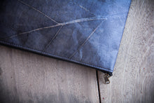Laden des Bilds im Galerie-Viewer, Gefütterte nachhaltige Laptop Hülle 13–14 Zoll aus Blattleder – Handgenähte vegane Laptoptasche, wasserabweisendes Laptop Case, Unikat für MacBook Air &amp; Pro in Marineblau
